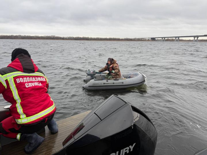 Опасный выход на воду: в Саратове спасатели выявили нарушителей на закрытой акватории Волги Опасный выход на воду: в Саратове спасатели выявили нарушителей на закрытой акватории Волги