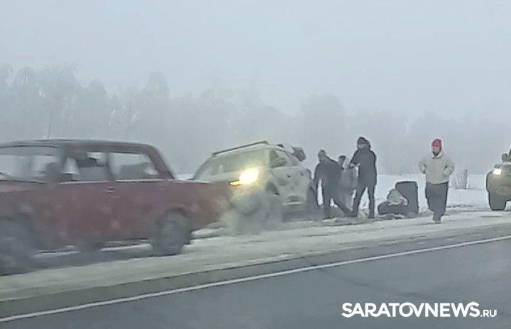 Туман в Саратовской области: машины достают из кюветов Туман в Саратовской области: машины достают из кюветов
