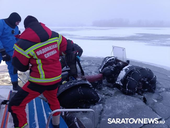 Двое мужчин на вездеходе провалились под лёд в Энгельсском районе Двое мужчин на вездеходе провалились под лёд в Энгельсском районе