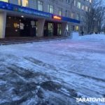 В Саратовской области на территории лечебных учреждений идет уборка снега с привлечением техники