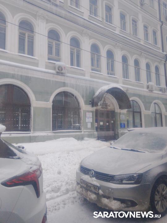 В некоторых локациях Саратова сохраняются снежные заносы
