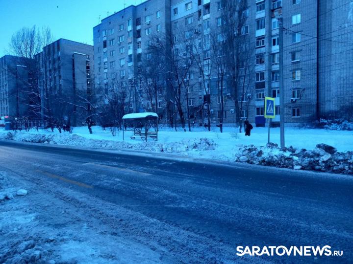 В Энгельсе расчистили дороги, но забыли про автобусные остановки В Энгельсе расчистили дороги, но забыли про автобусные остановки