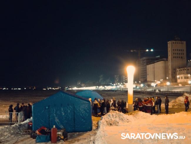 Очередь в ледяную воду: как саратовцы отметили Крещение на новом пляже Очередь в ледяную воду: как саратовцы отметили Крещение на новом пляже