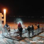 Очередь в ледяную воду: как саратовцы отметили Крещение на новом пляже