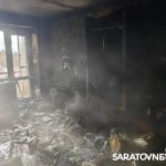 Женщину и грудного ребенка вынесли с пожара в Энгельсе: ребенок не выжил