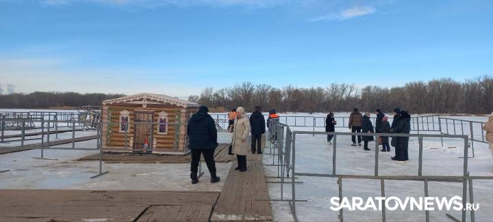 В Энгельсе продолжаются Крещенские купания В Энгельсе продолжаются Крещенские купания