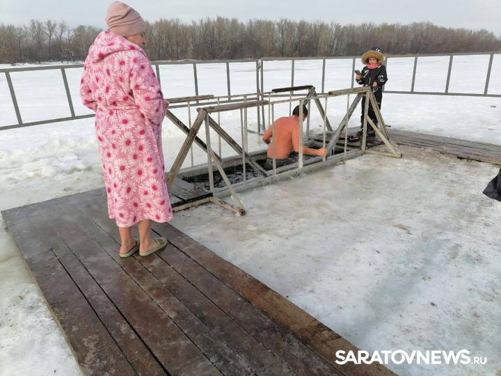 В Энгельсе продолжаются Крещенские купания В Энгельсе продолжаются Крещенские купания