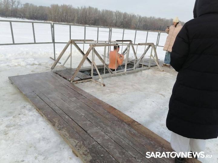 В Энгельсе продолжаются Крещенские купания В Энгельсе продолжаются Крещенские купания
