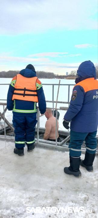 В Энгельсе продолжаются Крещенские купания В Энгельсе продолжаются Крещенские купания