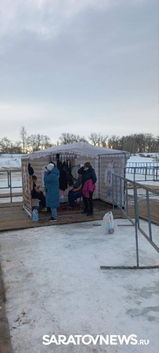В Энгельсе продолжаются Крещенские купания В Энгельсе продолжаются Крещенские купания
