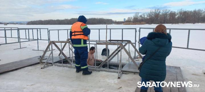 В Энгельсе продолжаются Крещенские купания В Энгельсе продолжаются Крещенские купания
