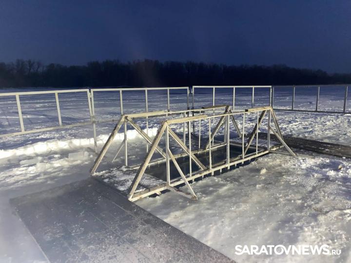 В Энгельсе продолжаются Крещенские купания В Энгельсе продолжаются Крещенские купания