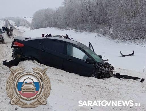 Две KIA раскидало в снегу в Лысогорском районе: есть погибший Две KIA раскидало в снегу в Лысогорском районе: есть погибший