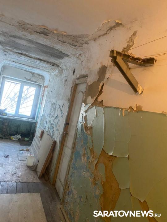 «Ждём обрушения»: саратовцы месяцами живут в доме с трещинами, плесенью и водой в подвале «Ждём обрушения»: саратовцы месяцами живут в доме с трещинами, плесенью и водой в подвале
