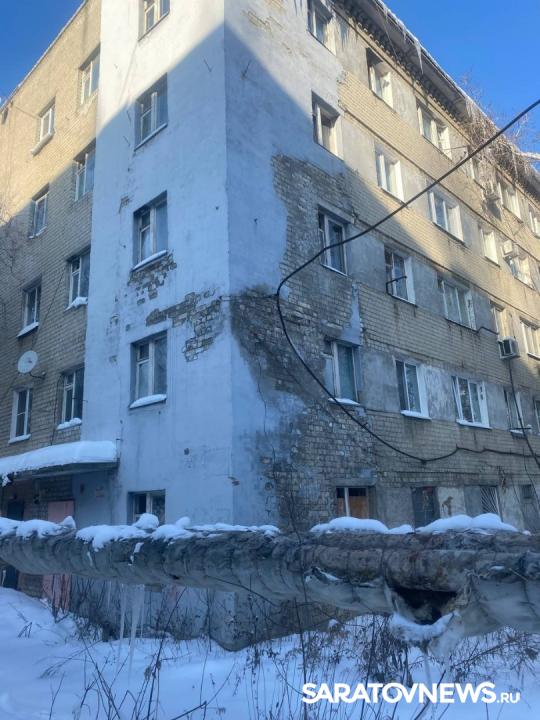 «Ждём обрушения»: саратовцы месяцами живут в доме с трещинами, плесенью и водой в подвале «Ждём обрушения»: саратовцы месяцами живут в доме с трещинами, плесенью и водой в подвале