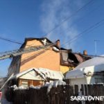 В Саратове шесть пожарных расчетов тушили двухэтажный дом в Затоне В Саратове шесть пожарных расчетов тушили двухэтажный дом в Затоне