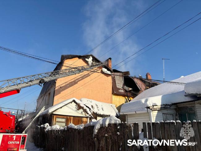 В Саратове шесть пожарных расчетов тушили двухэтажный дом в Затоне В Саратове шесть пожарных расчетов тушили двухэтажный дом в Затоне