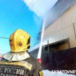 В Саратове шесть пожарных расчетов тушили двухэтажный дом в Затоне В Саратове шесть пожарных расчетов тушили двухэтажный дом в Затоне