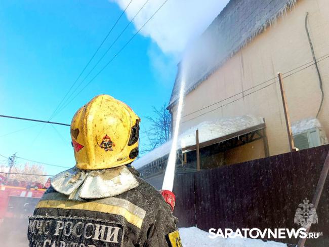 В Саратове шесть пожарных расчетов тушили двухэтажный дом в Затоне В Саратове шесть пожарных расчетов тушили двухэтажный дом в Затоне