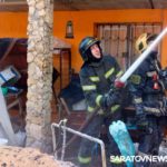 В Саратове шесть пожарных расчетов тушили двухэтажный дом в Затоне В Саратове шесть пожарных расчетов тушили двухэтажный дом в Затоне