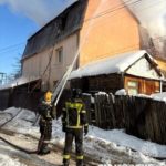 В Саратове шесть пожарных расчетов тушили двухэтажный дом в Затоне В Саратове шесть пожарных расчетов тушили двухэтажный дом в Затоне