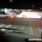 В Саратове туристический автобус попал в ДТП и перекрыл улицу Чернышевского