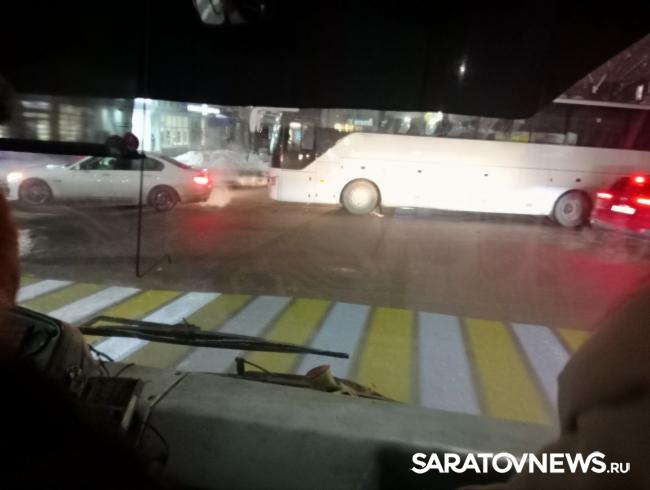 В Саратове туристический автобус попал в ДТП и перекрыл улицу Чернышевского