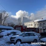 Недалеко от ТЮЗа в Саратове горит старинное здание: его тушат 7 расчетов Недалеко от ТЮЗа в Саратове горит старинное здание: его тушат 7 расчетов