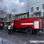 Недалеко от ТЮЗа в Саратове горит старинное здание: его тушат 7 расчетов Недалеко от ТЮЗа в Саратове горит старинное здание: его тушат 7 расчетов