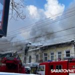 Недалеко от ТЮЗа в Саратове горит старинное здание: его тушат 7 расчетов Недалеко от ТЮЗа в Саратове горит старинное здание: его тушат 7 расчетов