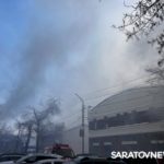 Недалеко от ТЮЗа в Саратове горит старинное здание: его тушат 7 расчетов Недалеко от ТЮЗа в Саратове горит старинное здание: его тушат 7 расчетов