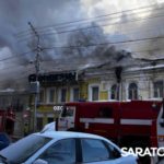Недалеко от ТЮЗа в Саратове горит старинное здание: его тушат 7 расчетов Недалеко от ТЮЗа в Саратове горит старинное здание: его тушат 7 расчетов
