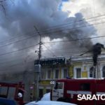 Недалеко от ТЮЗа в Саратове горит старинное здание: его тушат 7 расчетов Недалеко от ТЮЗа в Саратове горит старинное здание: его тушат 7 расчетов
