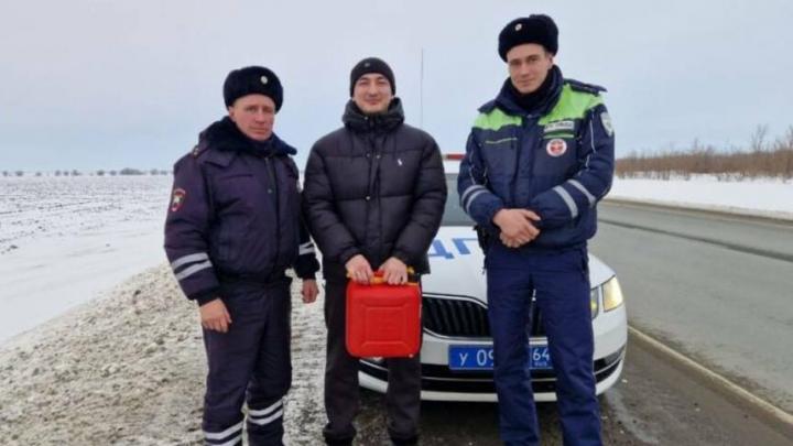 Сотрудники ГИБДД помогли водителю с беременной супругой на трассе в Энгельсском районе Сотрудники ГИБДД помогли водителю с беременной супругой на трассе в Энгельсском районе