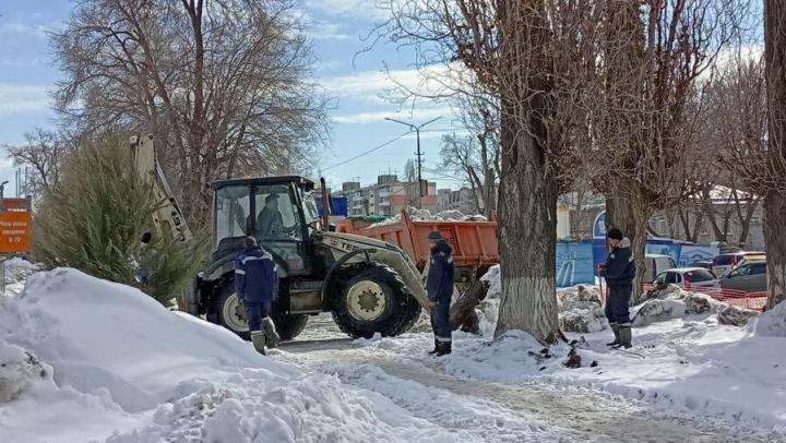 Саратов справляется с рекордными сугробами после праздников Саратов справляется с рекордными сугробами после праздников