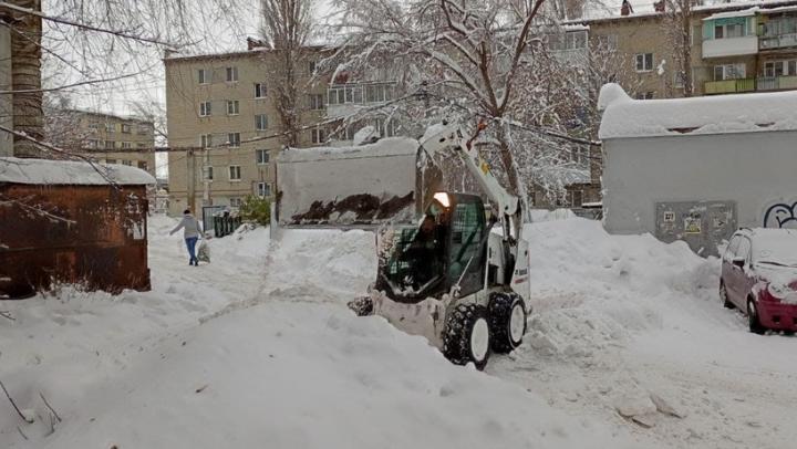 В Саратовской области на расчистку дорог от снега вывели более 1500 единиц техники В Саратовской области на расчистку дорог от снега вывели более 1500 единиц техники