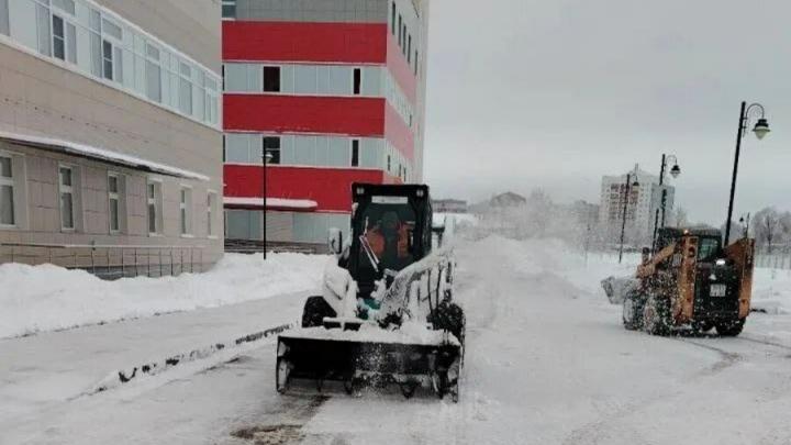 В Саратовской области борются со снежными заносами у медучреждений В Саратовской области борются со снежными заносами у медучреждений