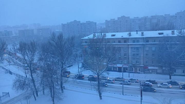 Саратовских водителей из-за непогоды просят отказаться от поездок на автомобилях Саратовских водителей из-за непогоды просят отказаться от поездок на автомобилях