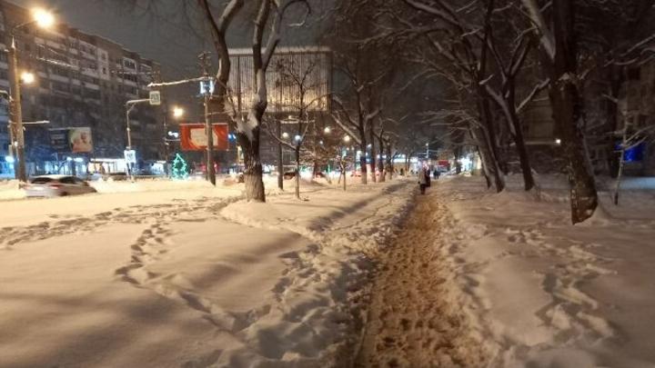 В Энгельсе очистили дороги, но забыли про тротуары В Энгельсе очистили дороги, но забыли про тротуары