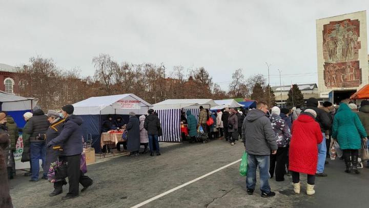 Из-за мороза в Саратове отменили ярмарку на Театральной Из-за мороза в Саратове отменили ярмарку на Театральной