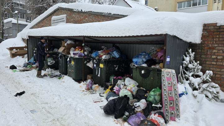 Горы отходов во дворах: жители улицы Танкистов в Саратове снова столкнулись с проблемой мусора Горы отходов во дворах: жители улицы Танкистов в Саратове снова столкнулись с проблемой мусора