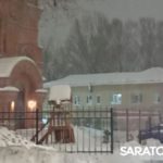 Иномарка проломила ограждение храма в Заводском районе Саратова