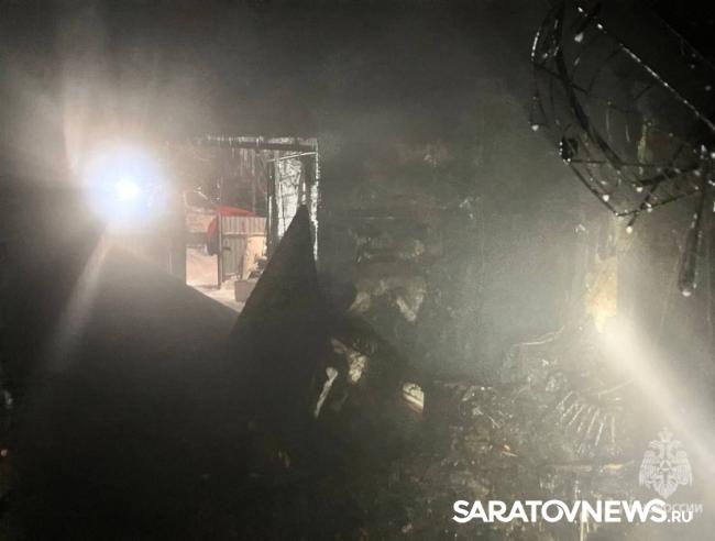 Женщина спаслась из горящего дома в Татищеве, а её питомцы погибли Женщина спаслась из горящего дома в Татищеве, а её питомцы погибли