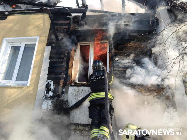 В Затоне пять пожарных расчётов боролись с огнём в доме В Затоне пять пожарных расчётов боролись с огнём в доме