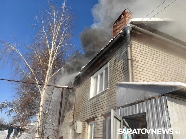 В Затоне пять пожарных расчётов боролись с огнём в доме В Затоне пять пожарных расчётов боролись с огнём в доме
