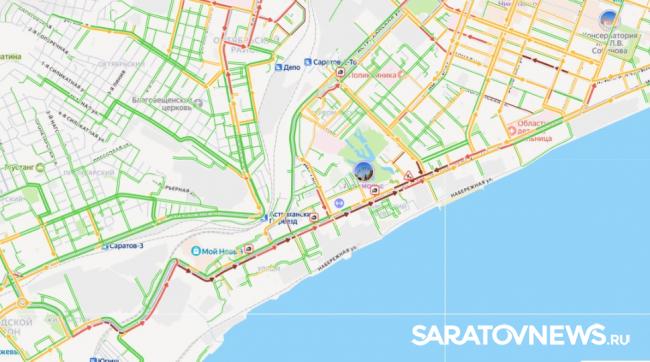 Вода по колено, ДТП: в Саратове парализовано движение на улице Чернышевского