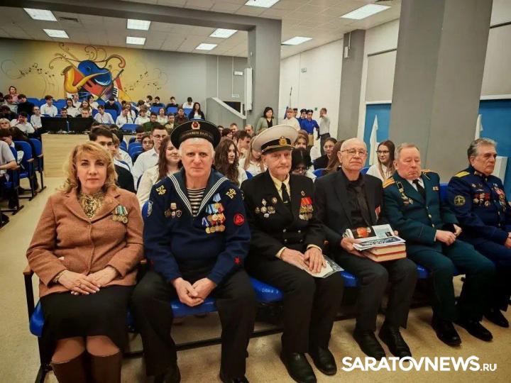 Три школы Саратовской области получили копии Знамени Победы