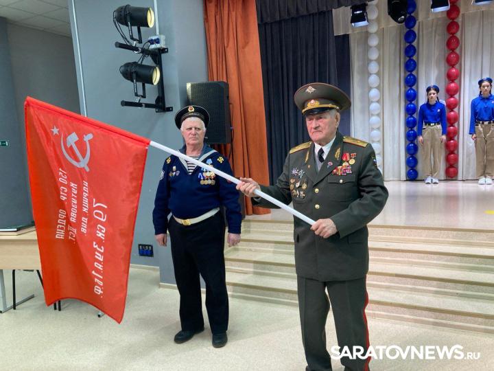 Три школы Саратовской области получили копии Знамени Победы Три школы Саратовской области получили копии Знамени Победы