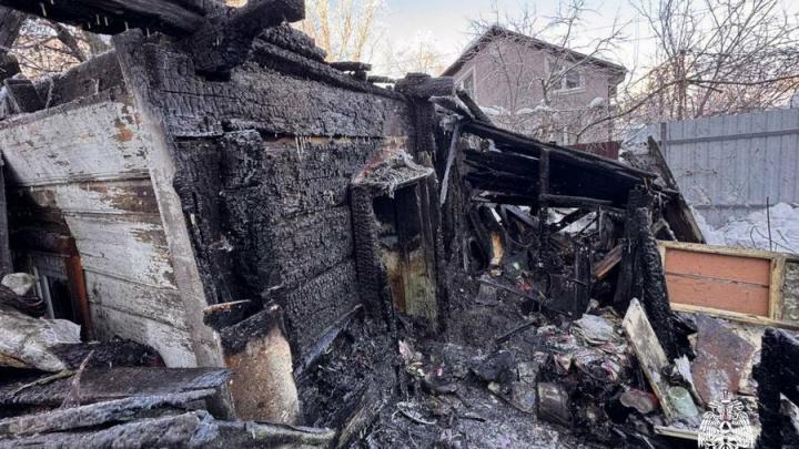 Ночью в Саратове мужчина погиб на пожаре в деревянном доме Ночью в Саратове мужчина погиб на пожаре в деревянном доме