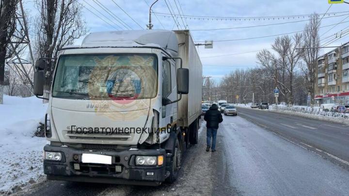 На Шехурдина в Саратове грузовик сбил женщину На Шехурдина в Саратове грузовик сбил женщину